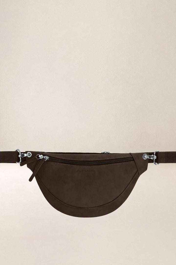 Banane en cuir pleine fleur ATALANTE coloris chocolat, vue de face n°1 – Ateliers Fourès