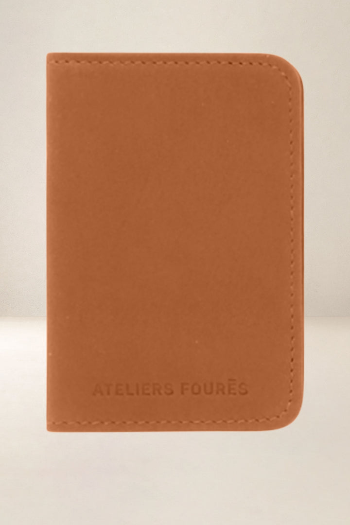 Porte-cartes en cuir pleine fleur ASTRÉE coloris lionne, vue de face – Ateliers Fourès