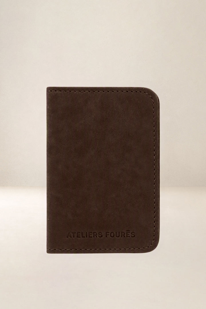 Porte-cartes en cuir pleine fleur ASTRÉE coloris chocolat, vue d’ensemble – Ateliers Fourès