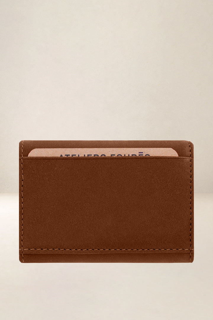 Portefeuille compact en cuir pleine fleur ERATO coloris fauve, vue de dos – Ateliers Fourès