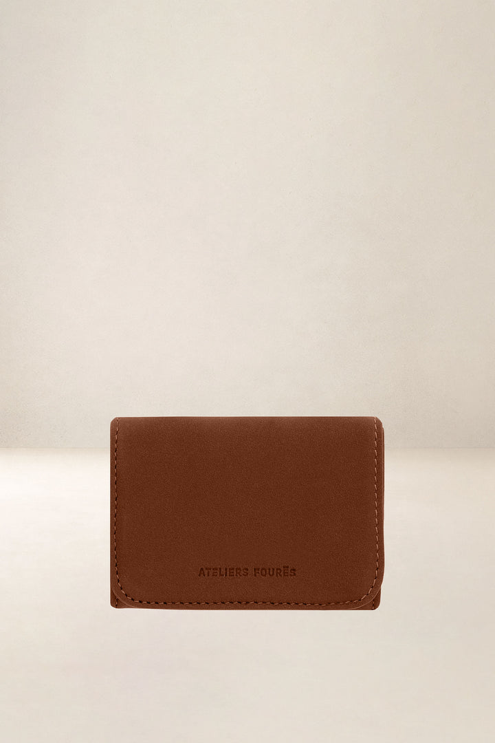 Portefeuille compact en cuir pleine fleur ERATO coloris fauve, vue d’ensemble – Ateliers Fourès