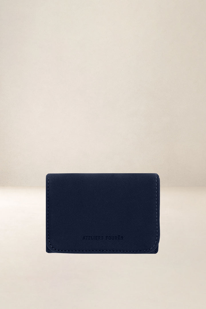 Portefeuille compact en cuir pleine fleur ERATO coloris minuit, vue d’ensemble – Ateliers Fourès