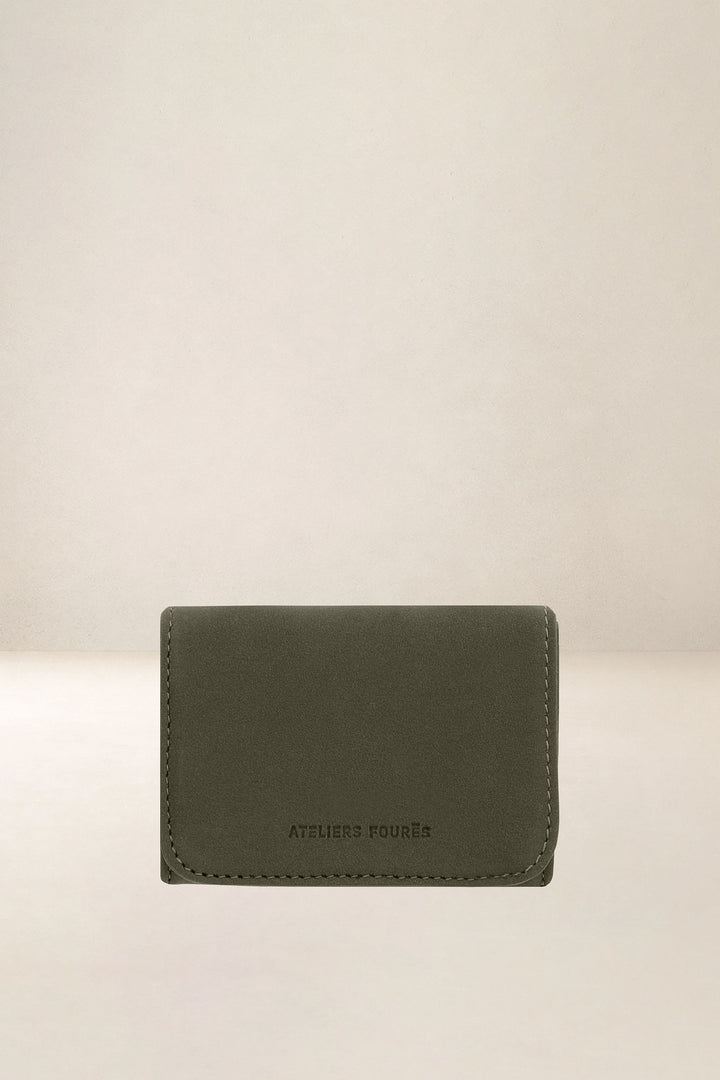 Portefeuille compact en cuir pleine fleur ERATO coloris kaki, vue d’ensemble – Ateliers Fourès