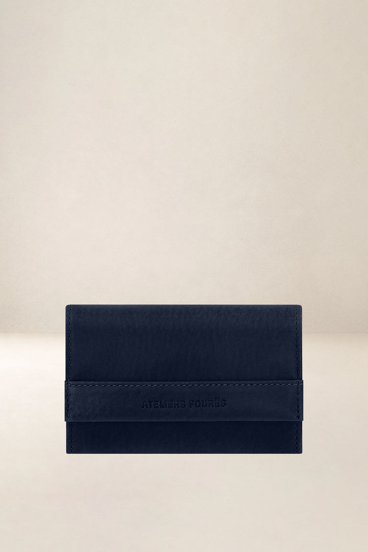 Portefeuille compact en cuir pleine fleur THÉMIS coloris minuit, vue d’ensemble – Ateliers Fourès