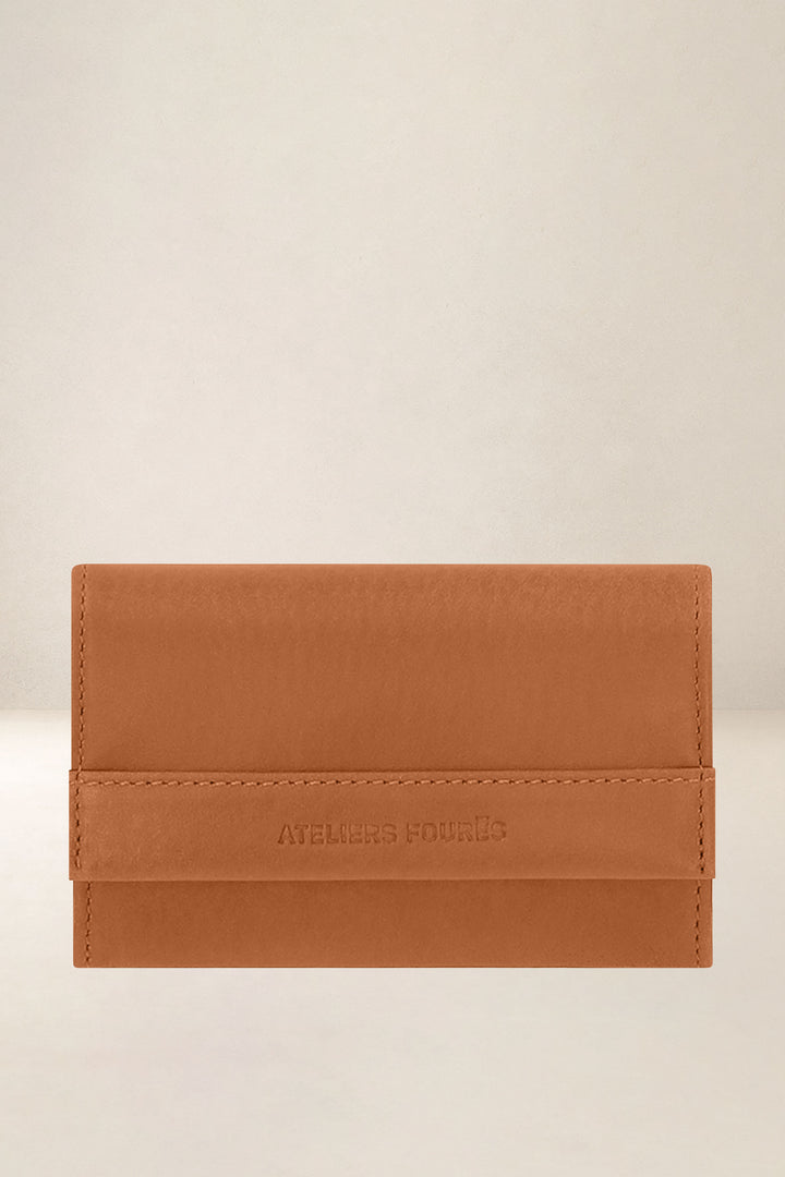 Portefeuille compact en cuir pleine fleur THÉMIS coloris lionne, vue de face – Ateliers Fourès