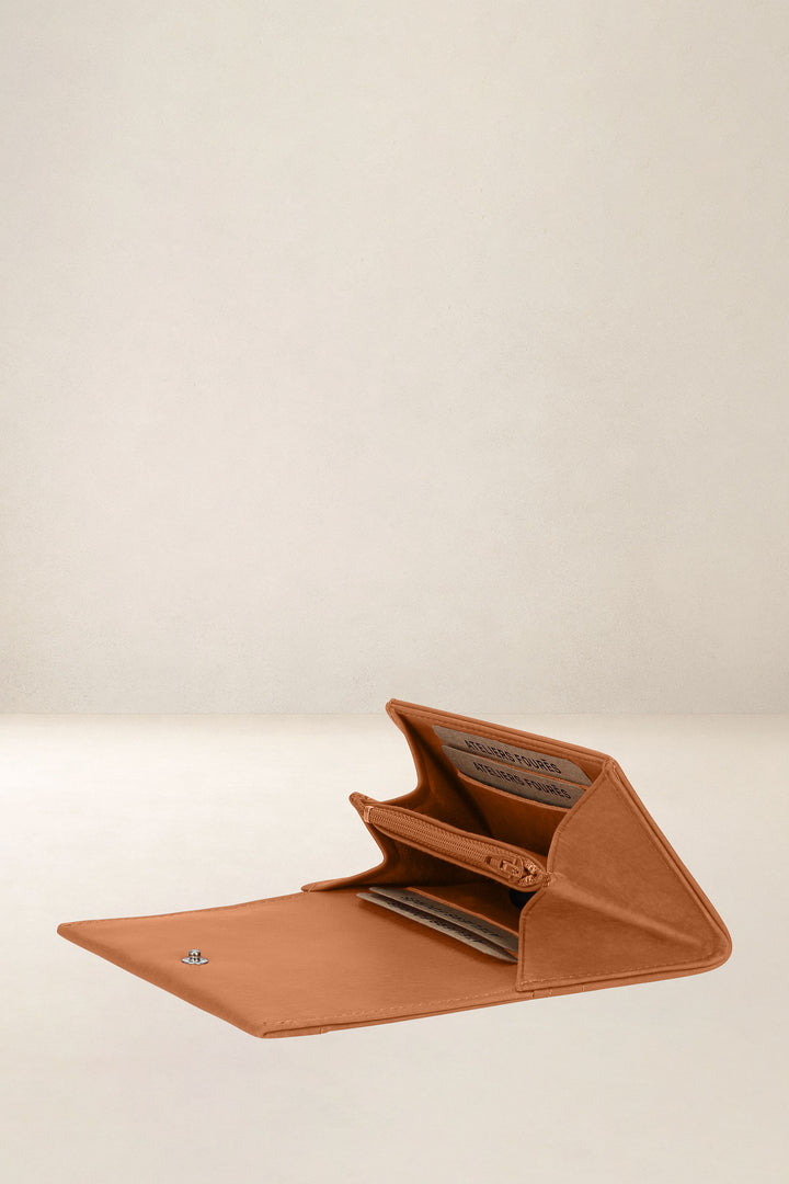 Portefeuille compact en cuir pleine fleur THÉMIS coloris lionne, vue intérieure n°1 – Ateliers Fourès