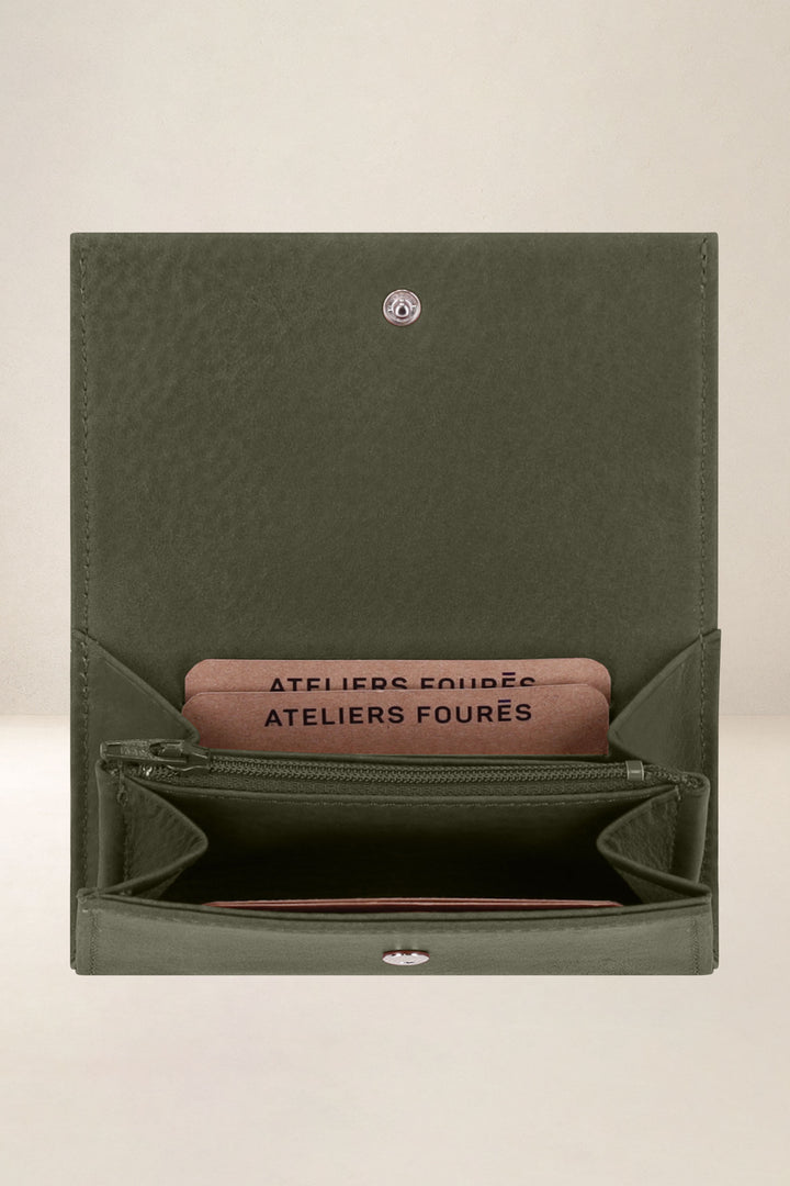 Portefeuille compact en cuir pleine fleur THÉMIS coloris kaki, vue intérieure n°2 – Ateliers Fourès
