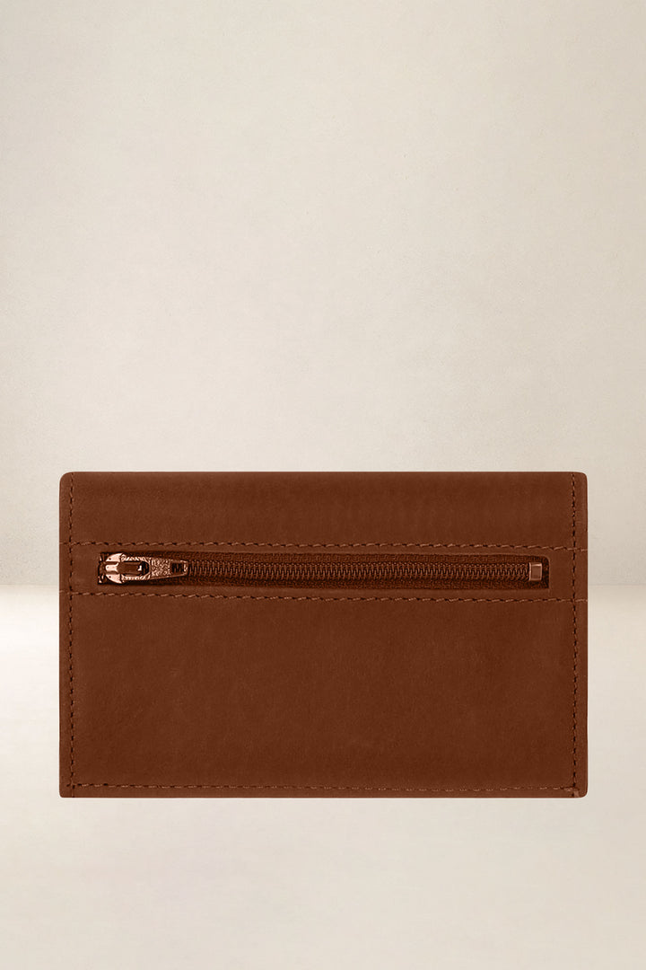 Portefeuille compact en cuir pleine fleur THÉMIS coloris fauve, vue de dos – Ateliers Fourès
