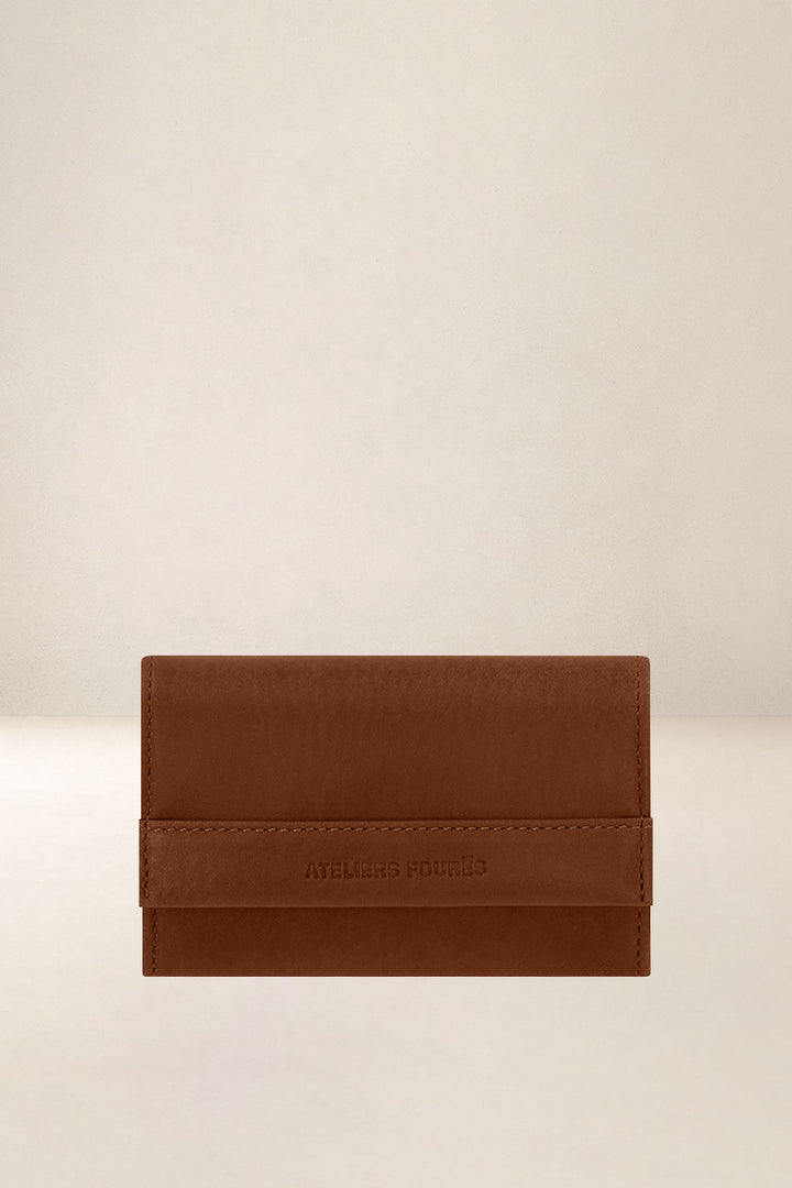 Portefeuille compact en cuir pleine fleur THÉMIS coloris fauve, vue d’ensemble – Ateliers Fourès