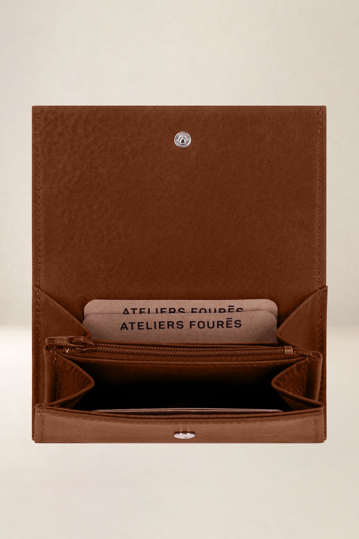 Portefeuille compact en cuir pleine fleur THÉMIS coloris fauve, vue intérieure n°2 – Ateliers Fourès