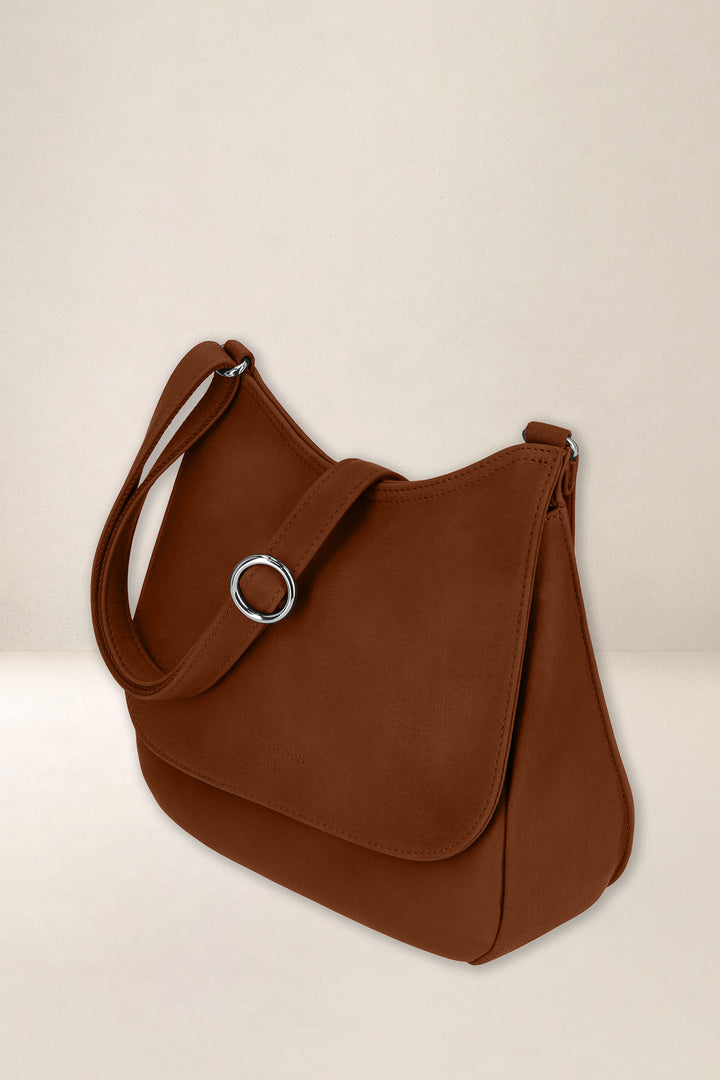 Sac à main en cuir pleine fleur ARTÉMIS coloris fauve, vue de profil – Ateliers Fourès