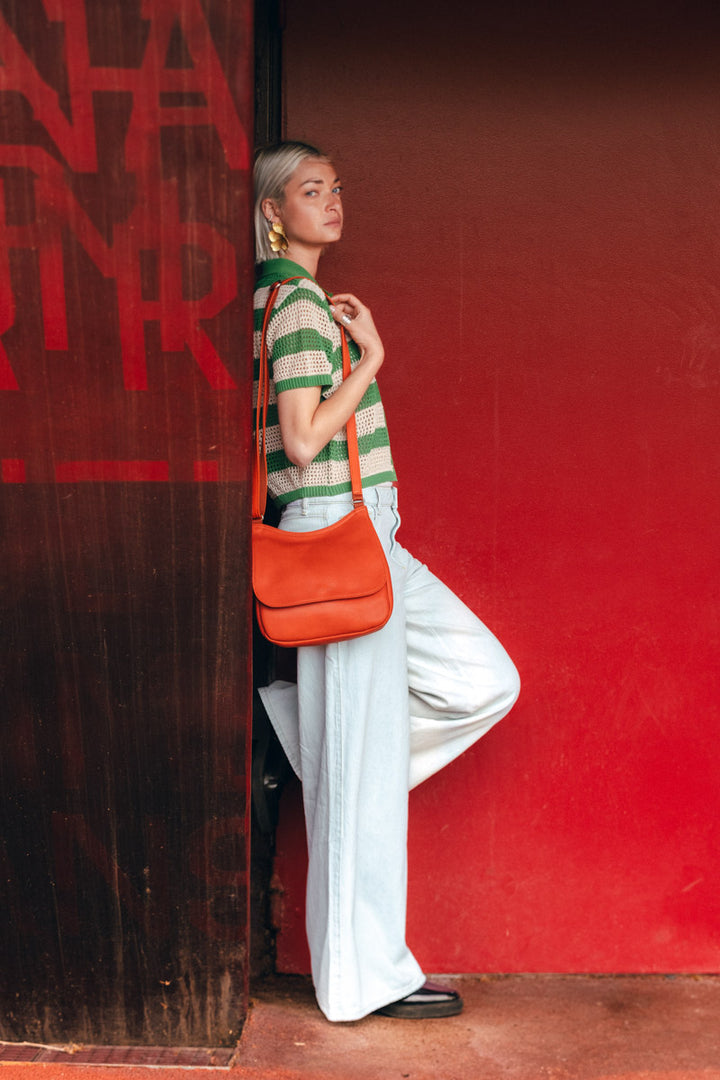 Sac à main en cuir pleine fleur ARTÉMIS coloris orange confit, porté n°1 – Ateliers Fourès