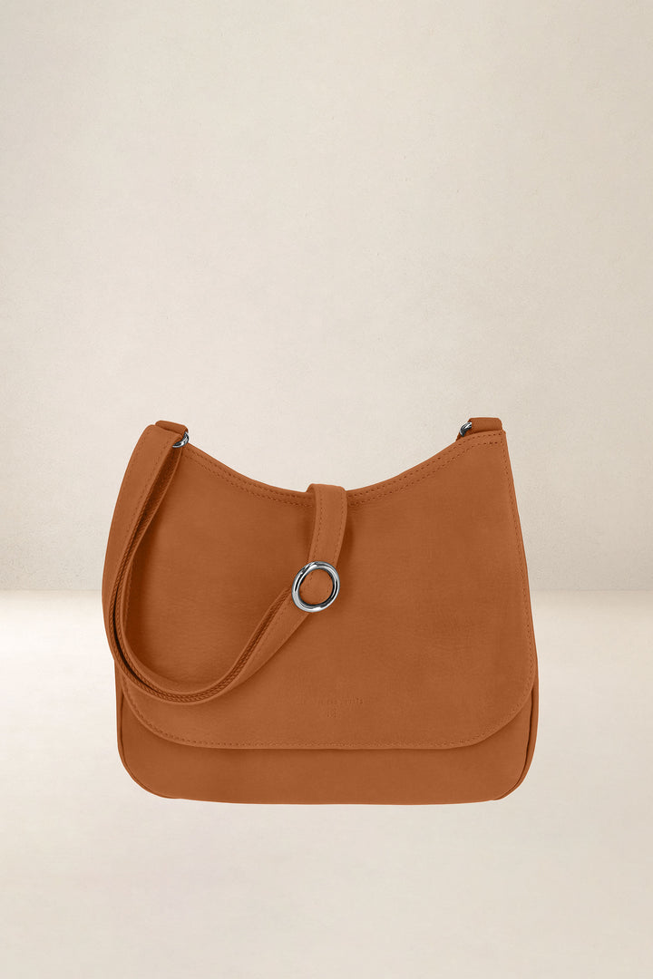 Sac à main en cuir pleine fleur ARTÉMIS coloris lionne, vue d’ensemble – Ateliers Fourès