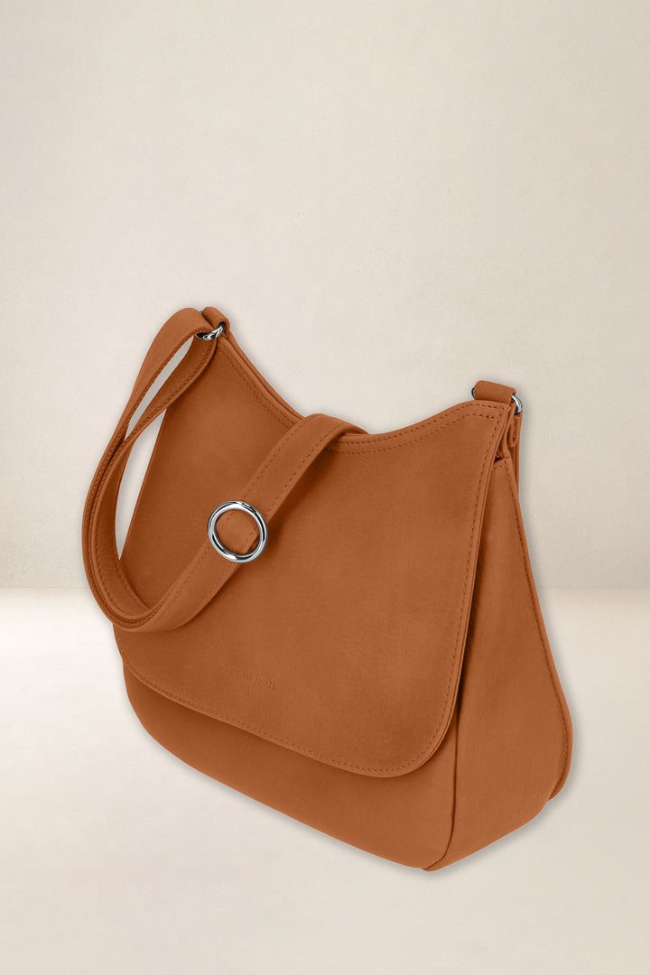 Sac à main en cuir pleine fleur ARTÉMIS coloris lionne, vue de profil – Ateliers Fourès
