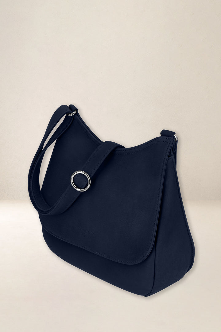 Sac à main en cuir pleine fleur ARTÉMIS coloris minuit, vue de profil – Ateliers Fourès