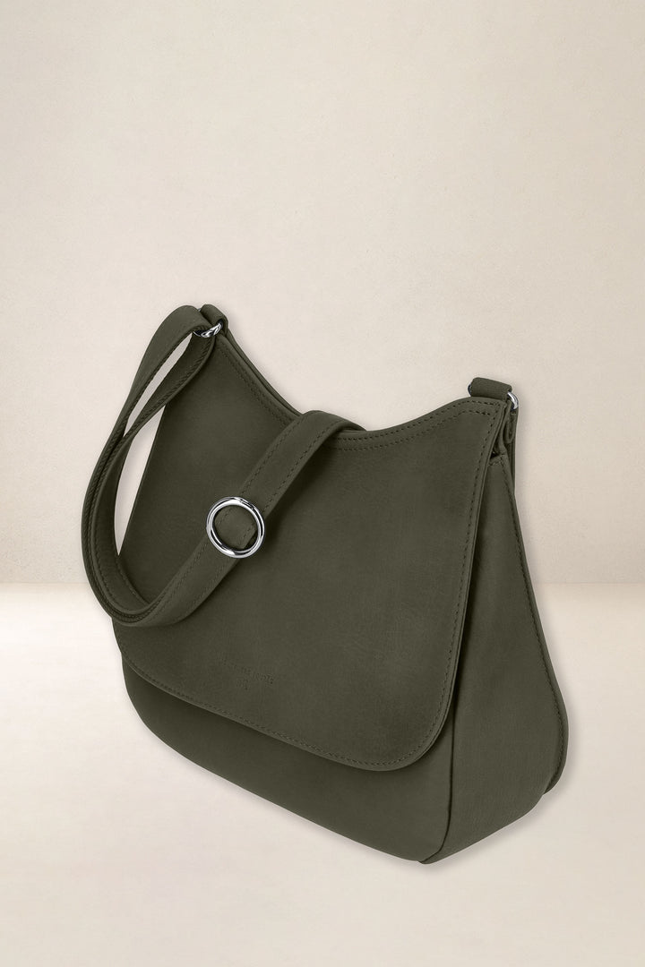 Sac à main en cuir pleine fleur ARTÉMIS coloris kaki, vue de profil – Ateliers Fourès