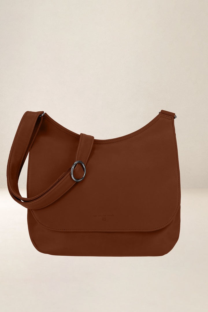 Sac à main en cuir pleine fleur ARTÉMIS coloris fauve, vue d’ensemble – Ateliers Fourès