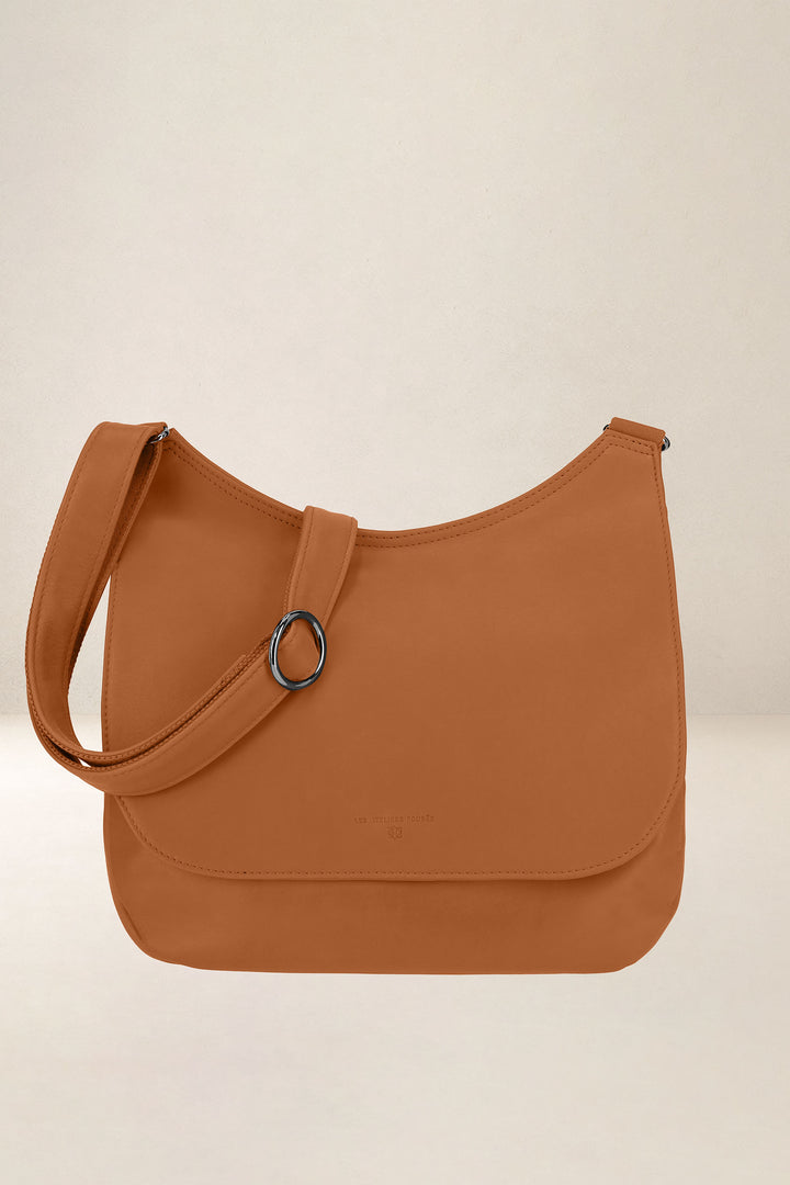 Sac à main en cuir pleine fleur ARTÉMIS coloris lionne, vue d’ensemble – Ateliers Fourès