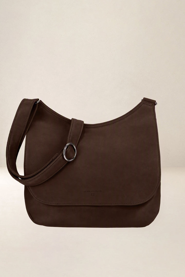 Sac à main en cuir pleine fleur ARTÉMIS coloris chocolat, vue d’ensemble – Ateliers Fourès