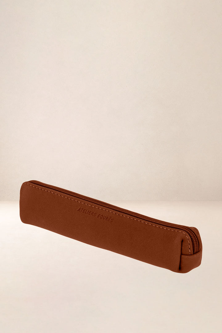 Trousse en cuir pleine fleur DIONÉ coloris fauve, vue de profil – Ateliers Fourès