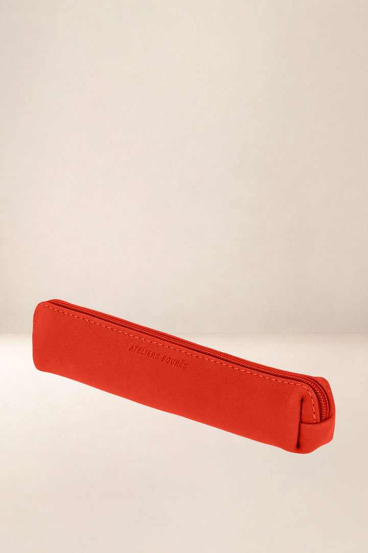 Trousse en cuir pleine fleur DIONÉ coloris orange confit, vue de profil – Ateliers Fourès