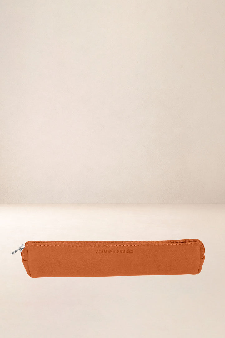 Trousse en cuir pleine fleur DIONÉ coloris lionne, vue d’ensemble – Ateliers Fourès