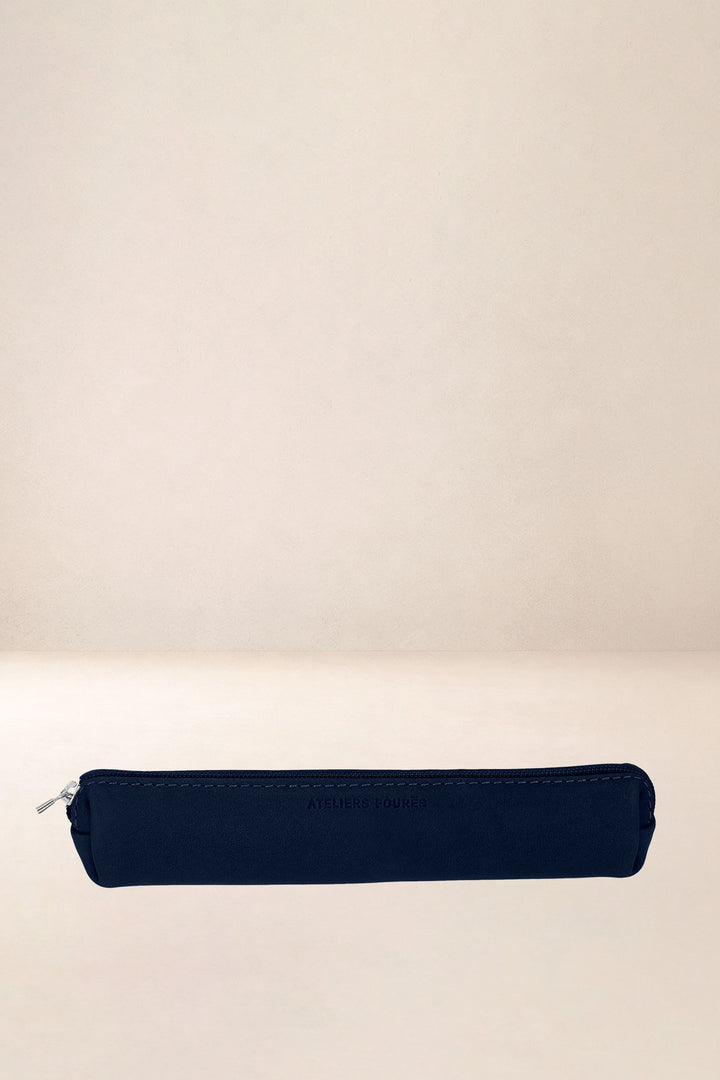 Trousse en cuir pleine fleur DIONÉ coloris minuit, vue d’ensemble – Ateliers Fourès