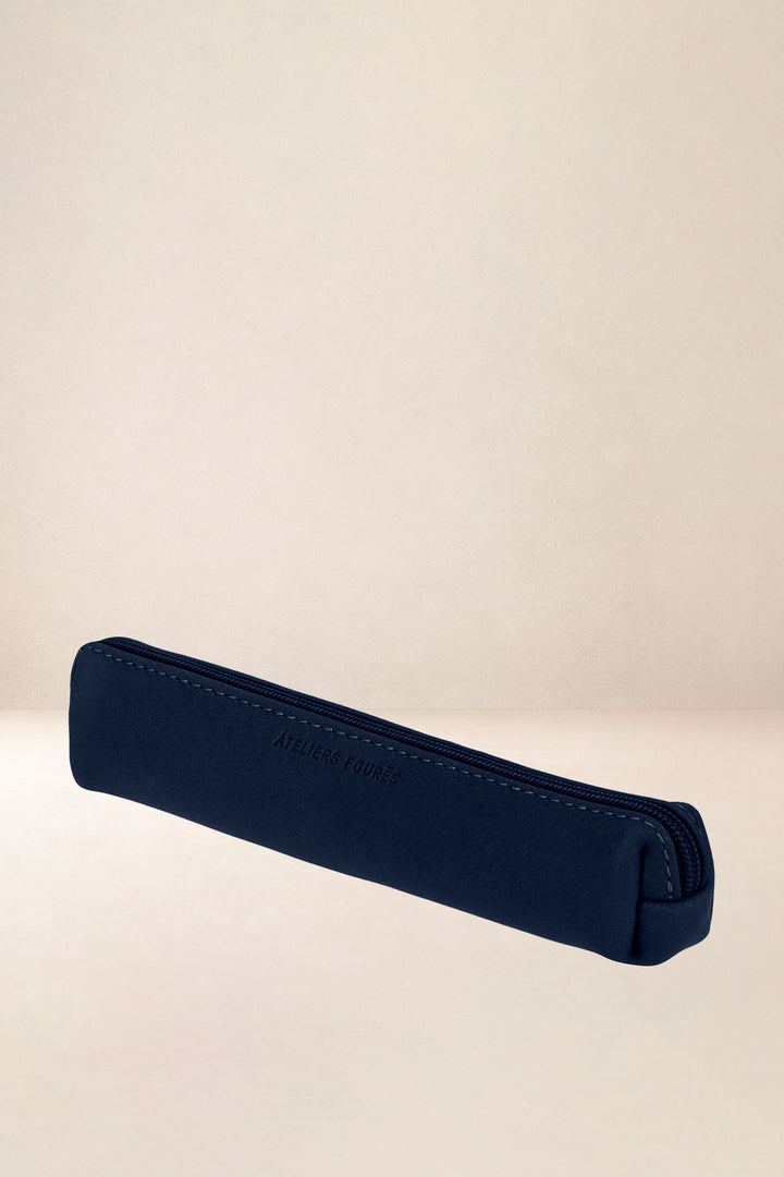 Trousse en cuir pleine fleur DIONÉ coloris minuit, vue de profil – Ateliers Fourès
