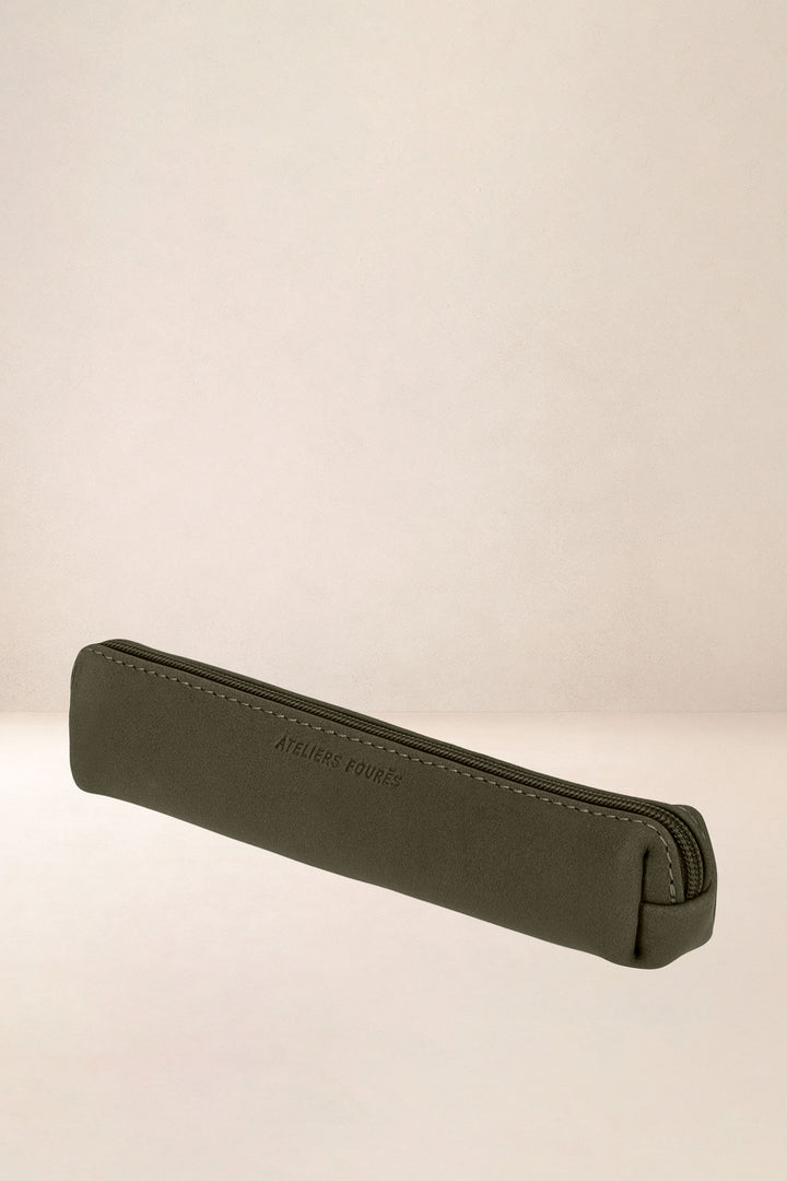 Trousse en cuir pleine fleur DIONÉ coloris kaki, vue de profil – Ateliers Fourès
