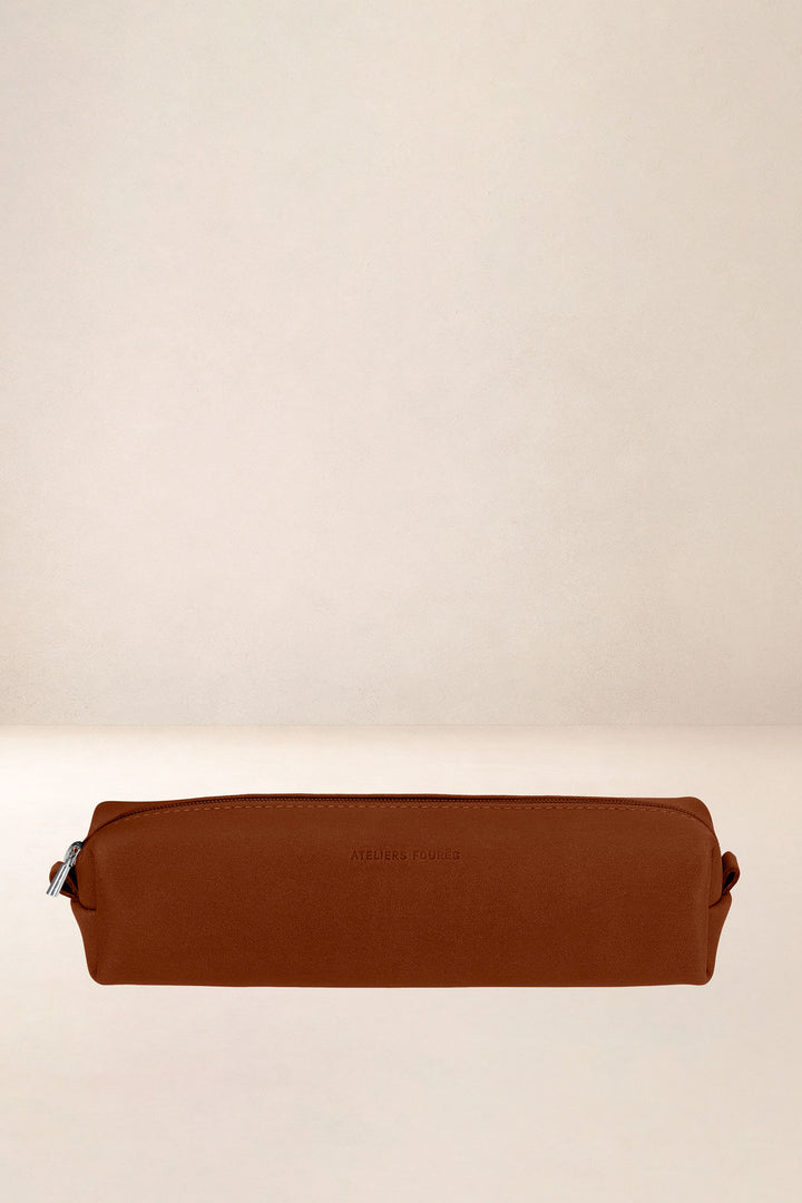 Trousse en cuir pleine fleur DIONÉ coloris fauve, vue d’ensemble – Ateliers Fourès