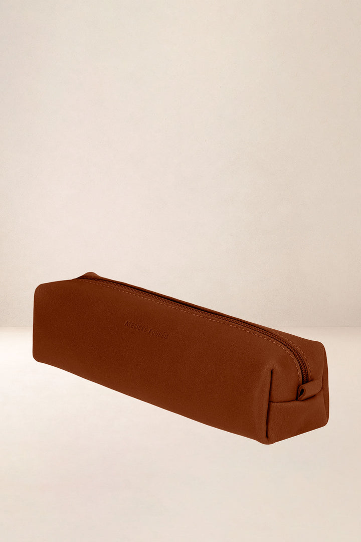 Trousse en cuir pleine fleur DIONÉ coloris fauve, vue de profil – Ateliers Fourès