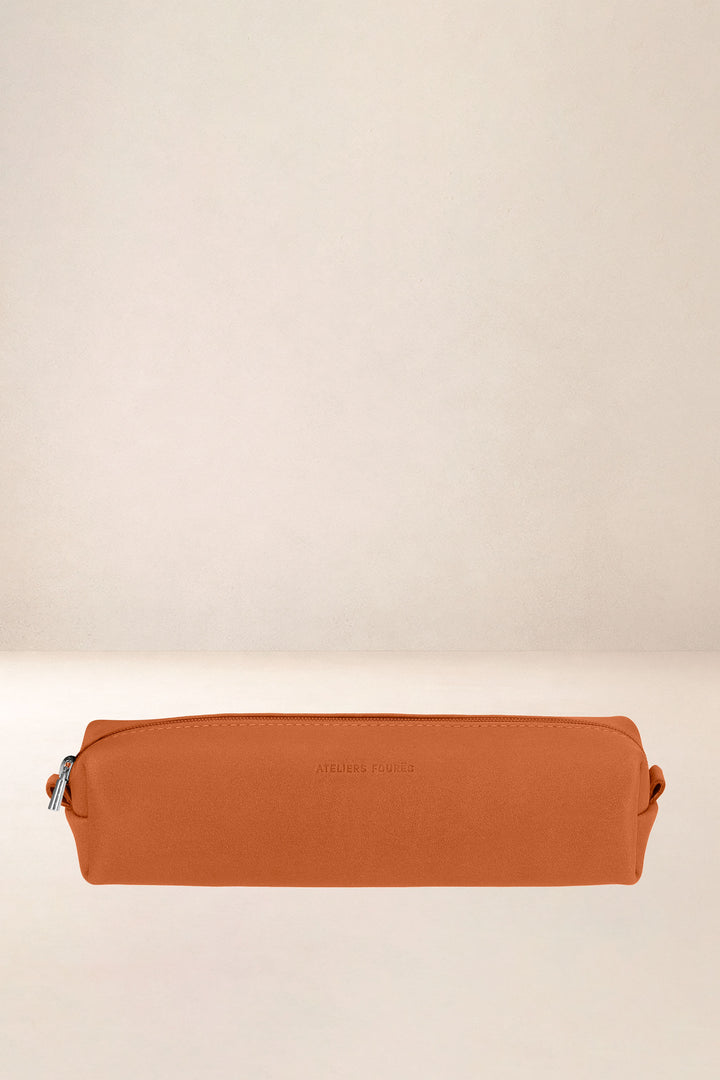 Trousse en cuir pleine fleur DIONÉ coloris lionne, vue d’ensemble – Ateliers Fourès