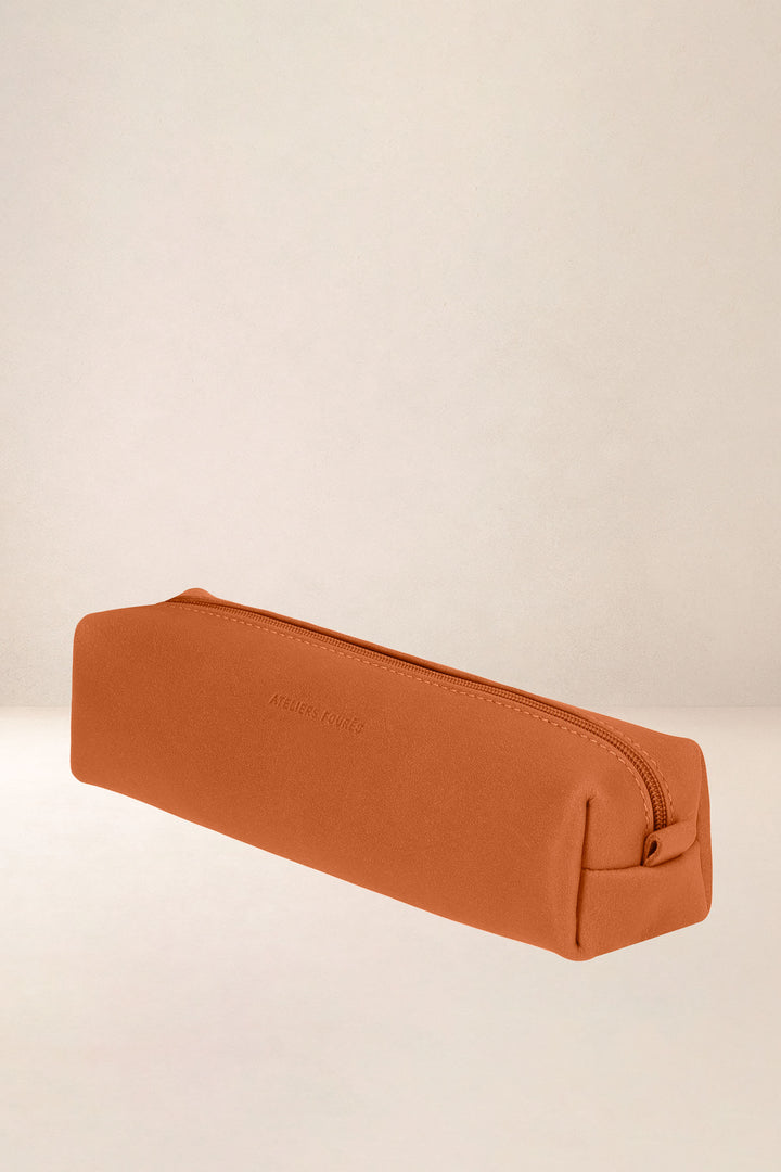 Trousse en cuir pleine fleur DIONÉ coloris lionne, vue de profil – Ateliers Fourès