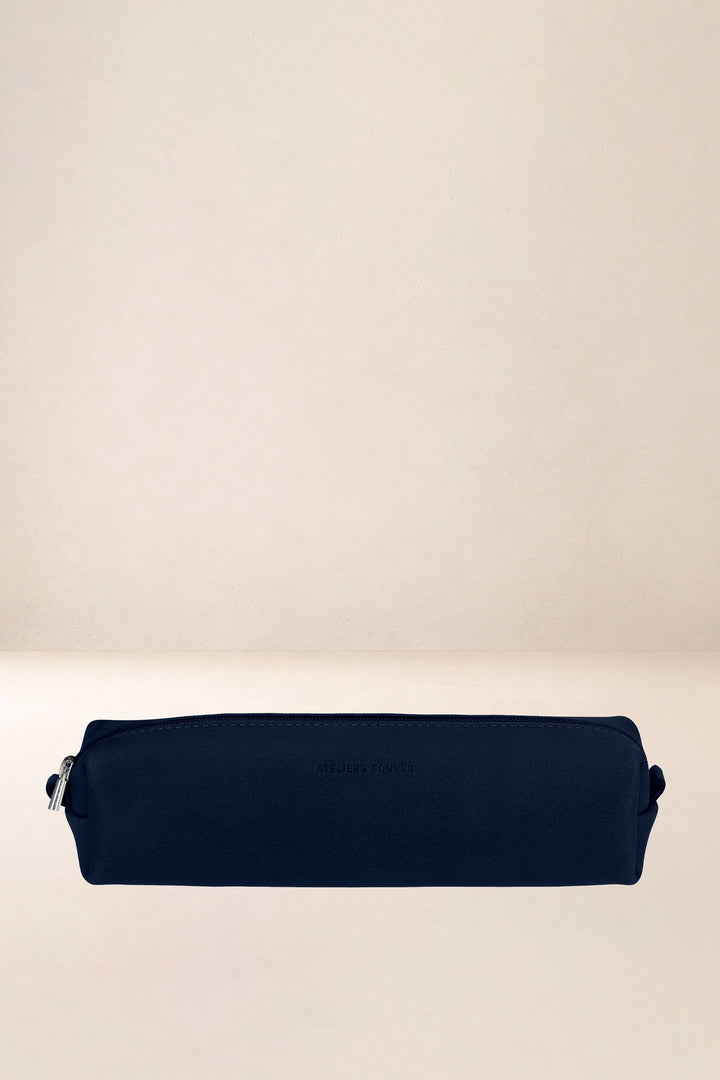 Trousse en cuir pleine fleur DIONÉ coloris minuit, vue d’ensemble – Ateliers Fourès