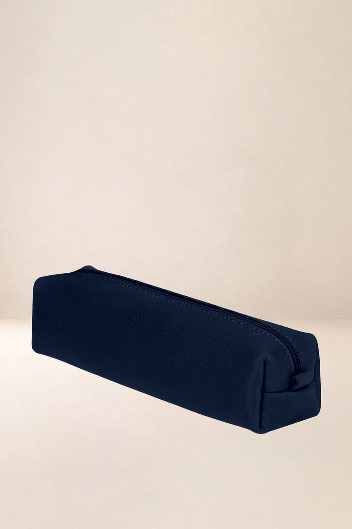 Trousse en cuir pleine fleur DIONÉ coloris minuit, vue de profil – Ateliers Fourès