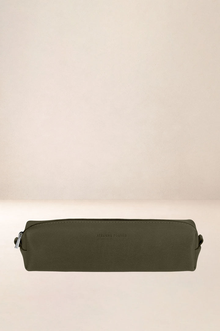 Trousse en cuir pleine fleur DIONÉ coloris kaki, vue d’ensemble – Ateliers Fourès