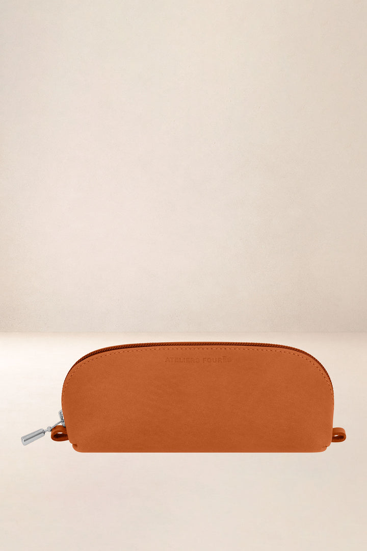 Accessoire en cuir en cuir pleine fleur PHÉBÉ coloris lionne, vue d’ensemble – Ateliers Fourès