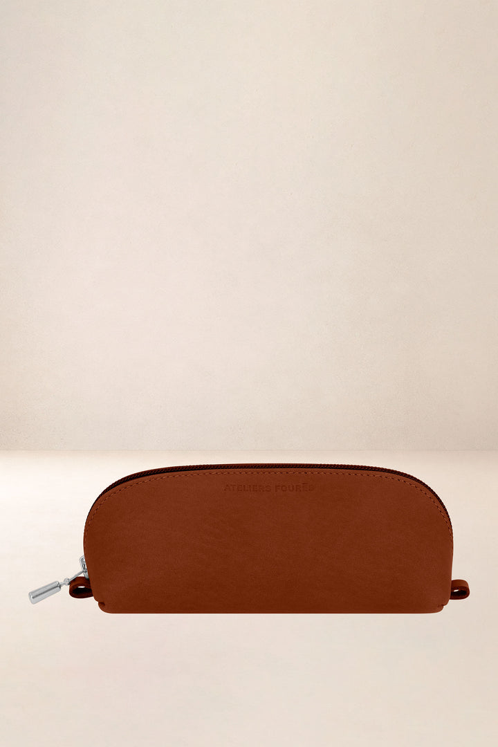Accessoire en cuir en cuir pleine fleur PHÉBÉ coloris fauve, vue d’ensemble – Ateliers Fourès