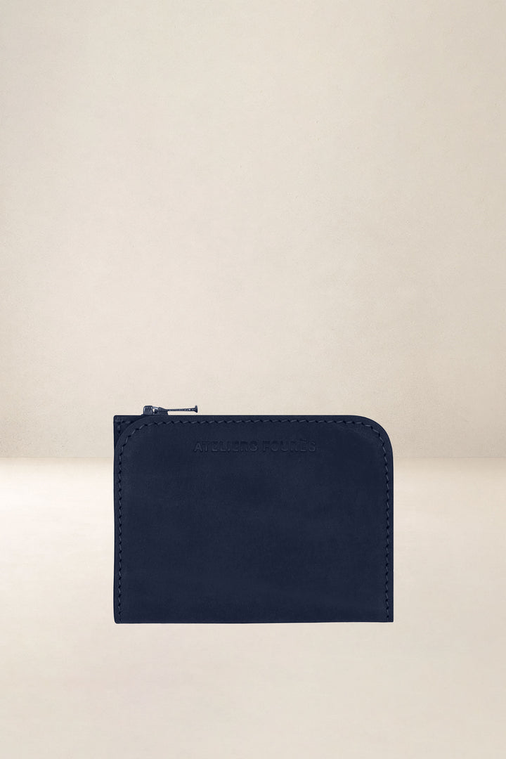 Portefeuille compact en cuir pleine fleur NÉMÉSIS coloris minuit, vue d’ensemble – Ateliers Fourès
