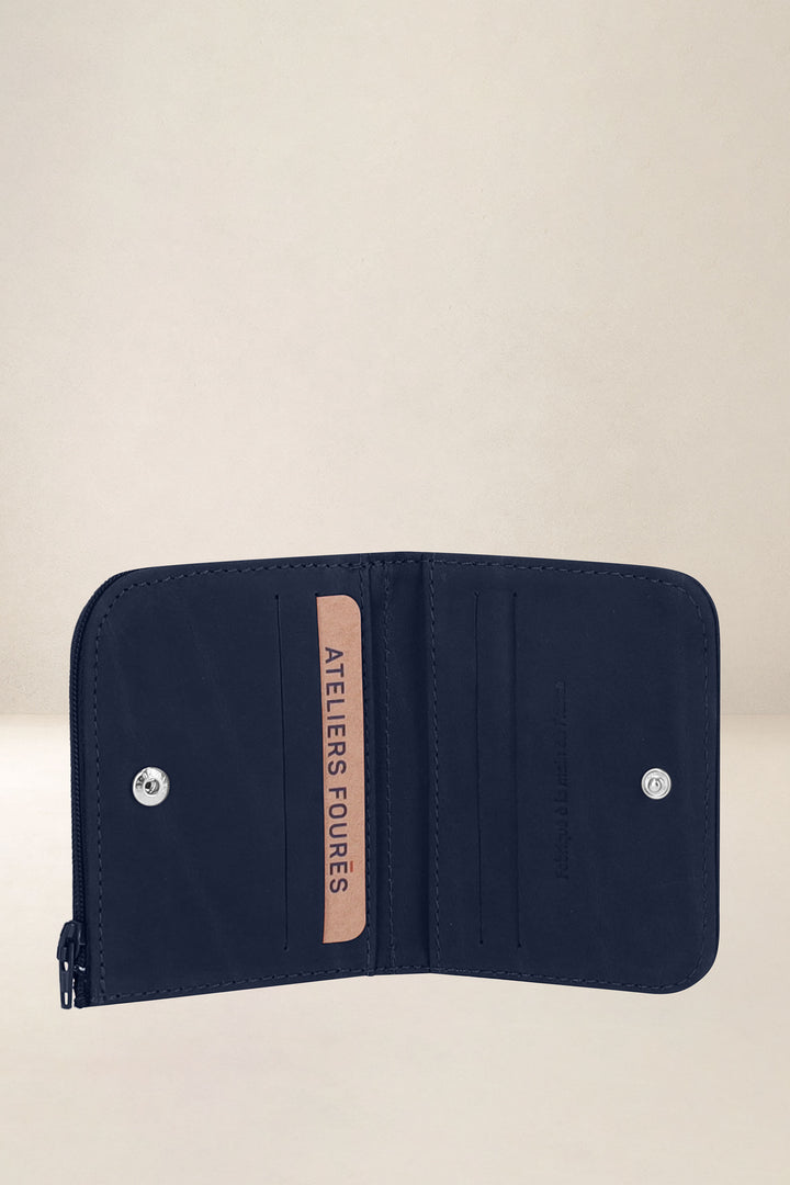 Portefeuille compact en cuir pleine fleur NÉMÉSIS coloris minuit, vue intérieure n°1 – Ateliers Fourès