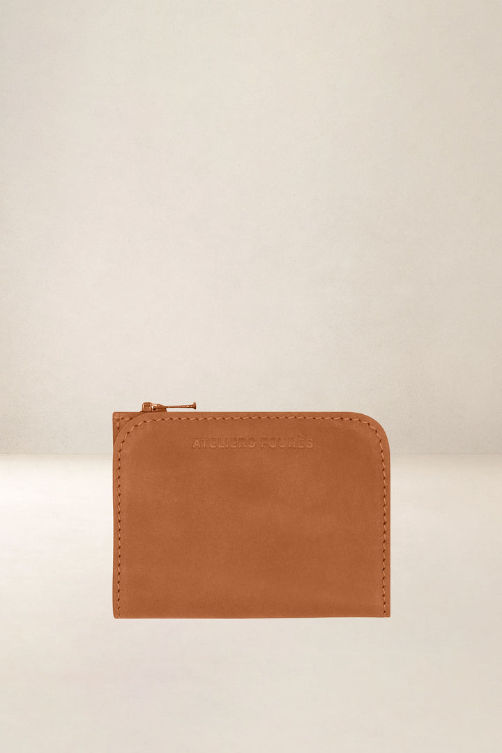 Portefeuille compact en cuir pleine fleur NÉMÉSIS coloris lionne, vue d’ensemble – Ateliers Fourès