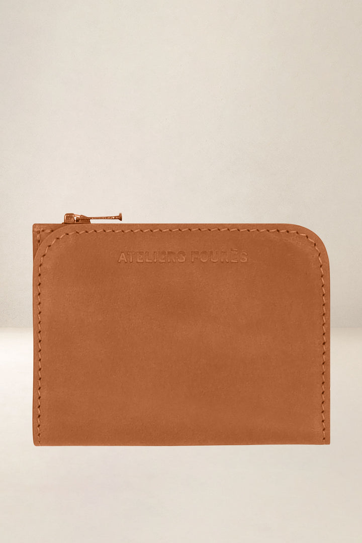 Portefeuille compact en cuir pleine fleur NÉMÉSIS coloris lionne, vue de face – Ateliers Fourès