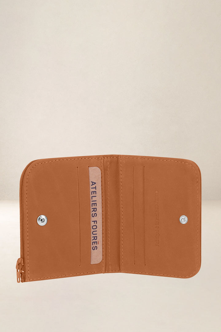 Portefeuille compact en cuir pleine fleur NÉMÉSIS coloris lionne, vue intérieure n°1 – Ateliers Fourès