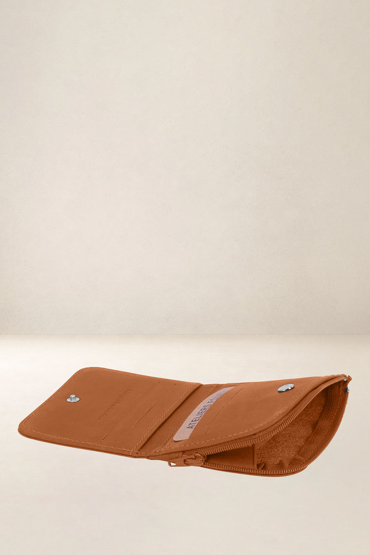 Portefeuille compact en cuir pleine fleur NÉMÉSIS coloris lionne, vue intérieure n°2 – Ateliers Fourès