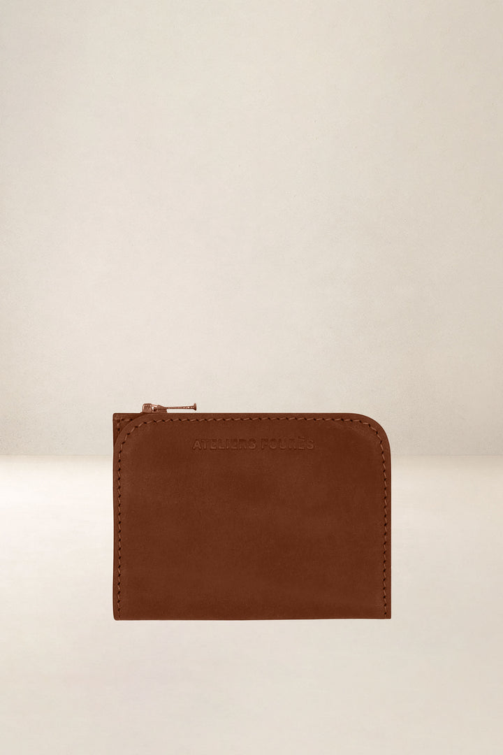 Portefeuille compact en cuir pleine fleur NÉMÉSIS coloris fauve, vue d’ensemble – Ateliers Fourès