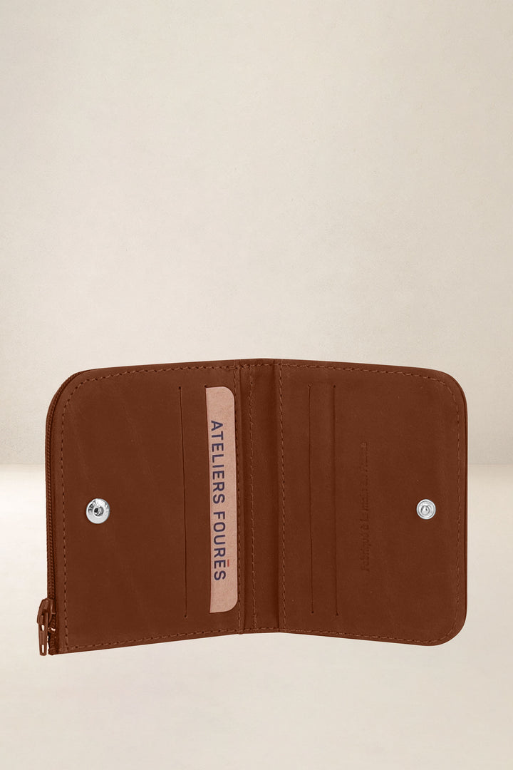 Portefeuille compact en cuir pleine fleur NÉMÉSIS coloris fauve, vue intérieure n°1 – Ateliers Fourès