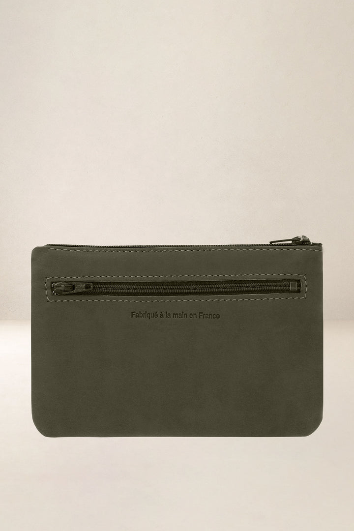 Trousse en cuir pleine fleur CASSIOPÉE coloris kaki, vue de dos – Ateliers Fourès