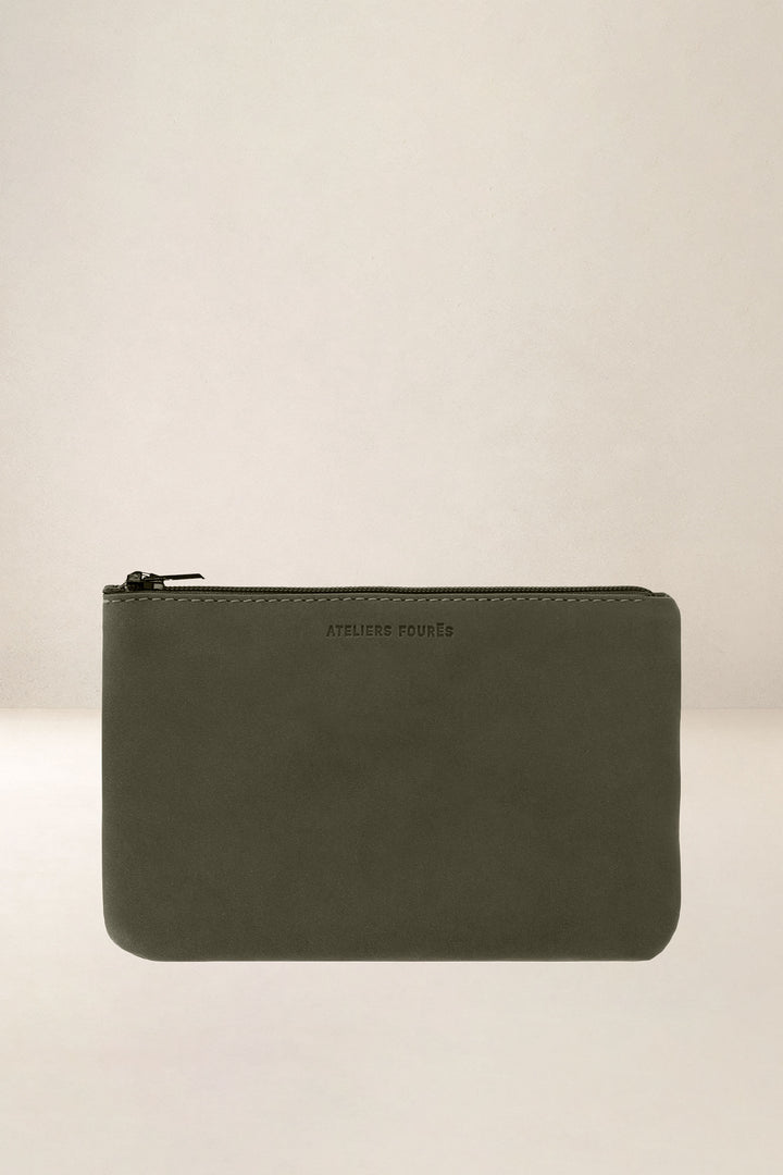 Trousse en cuir pleine fleur CASSIOPÉE coloris kaki, vue d’ensemble – Ateliers Fourès