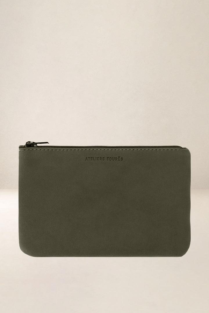 Trousse en cuir pleine fleur CASSIOPÉE coloris kaki, vue de face – Ateliers Fourès