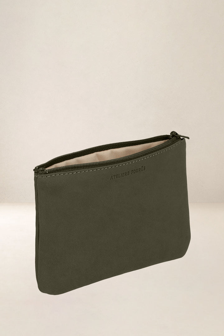 Trousse en cuir pleine fleur CASSIOPÉE coloris kaki, vue intérieure n°1 – Ateliers Fourès
